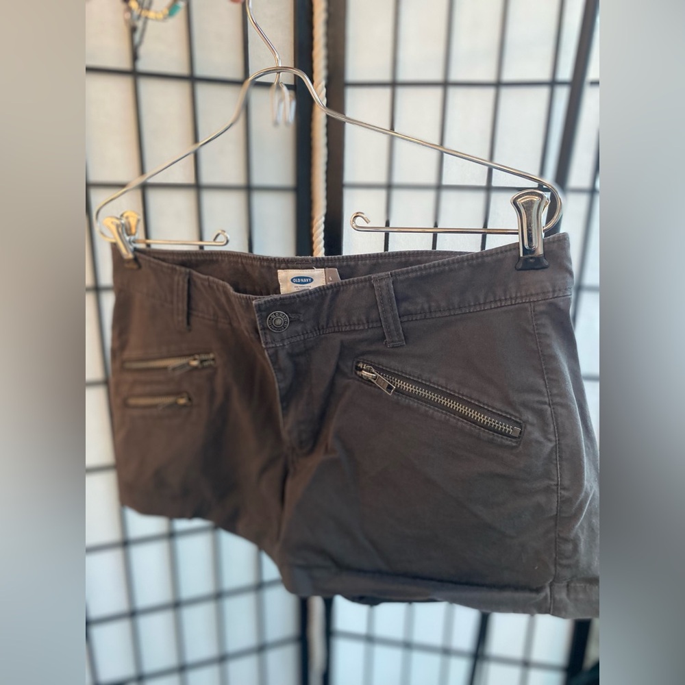 Gray Old Navy Short with foax front zipper pocket size 6